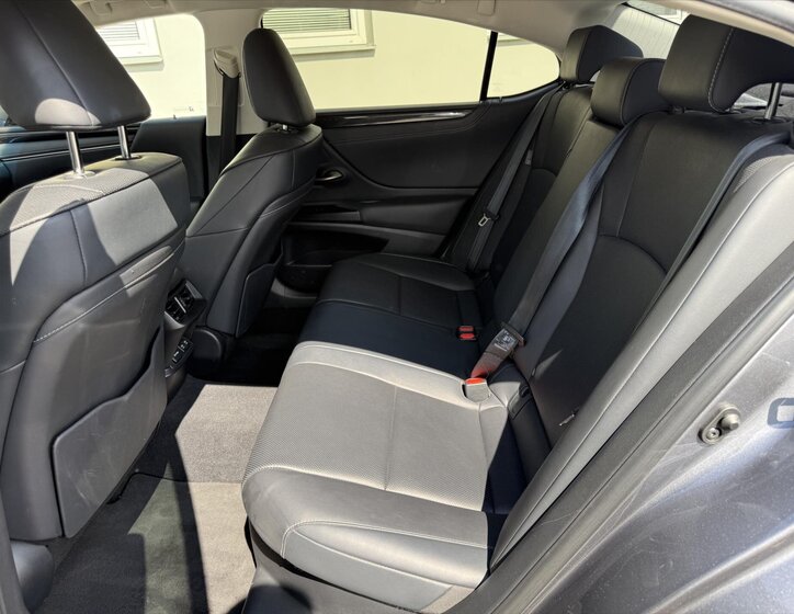 Lexus ES 300h Sedan / Limuzína 2,5 l 131 kw