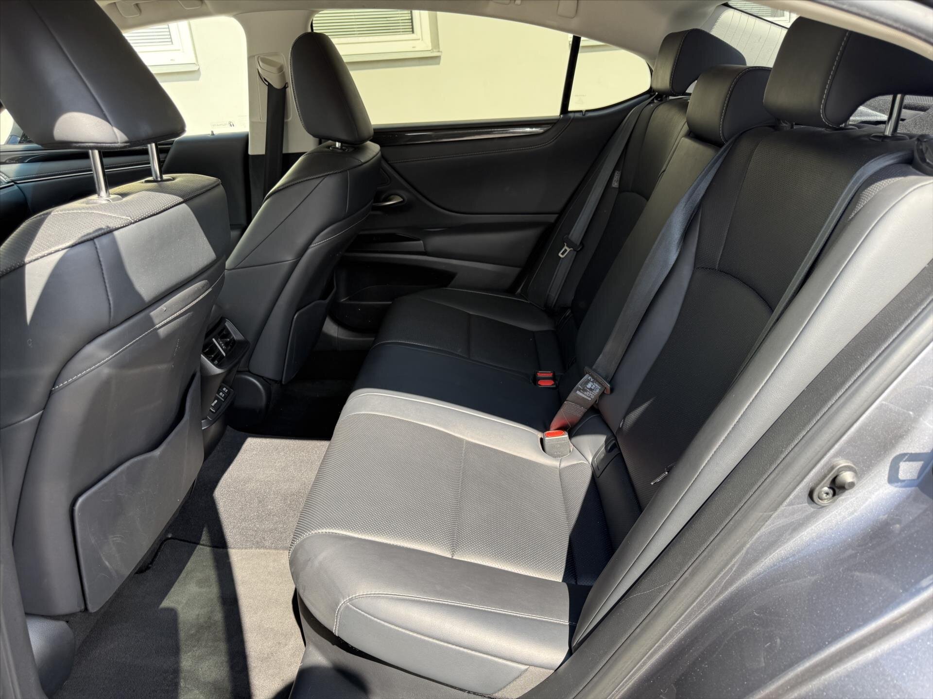 Lexus ES 300h Sedan / Limuzína 2,5 l 131 kw