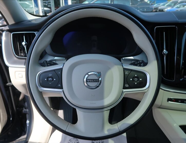 Volvo XC60 SUV / Terénní 2,0 l 145 kw