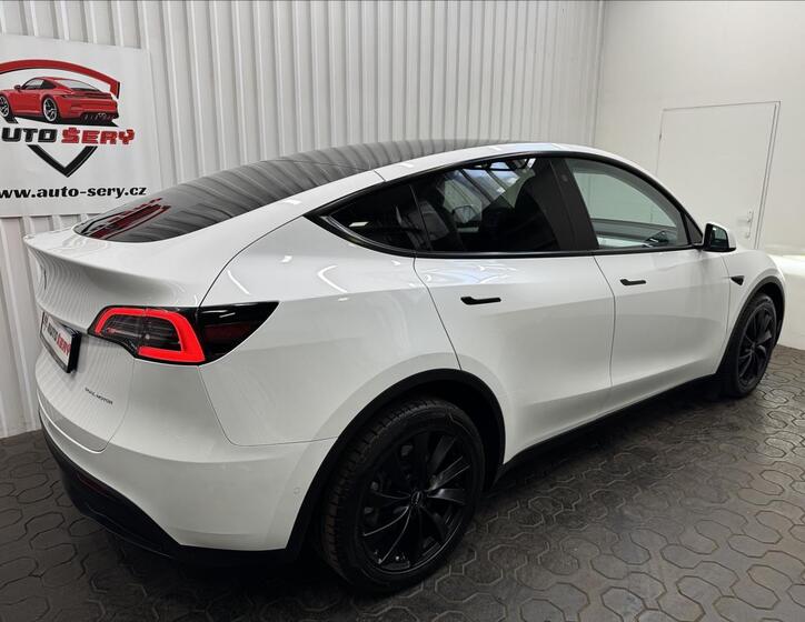 Tesla Model Y 8