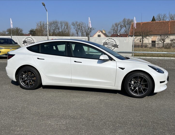 Tesla Model 3 Sedan / Limuzína 0,0 208 kw