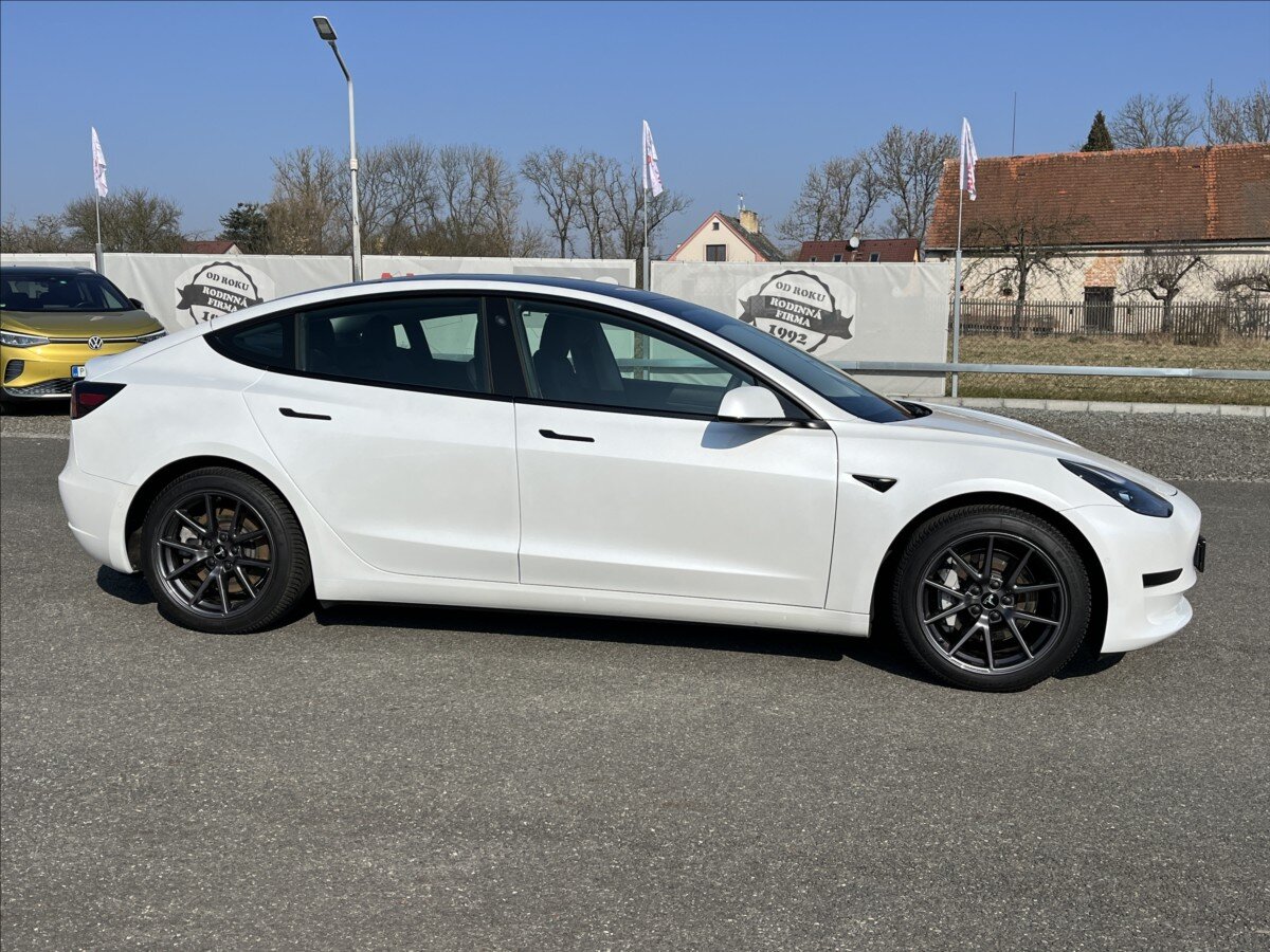 Tesla Model 3 Sedan / Limuzína 0,0 208 kw