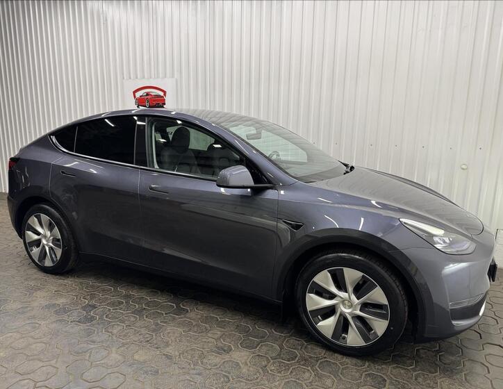 Tesla Model Y 11