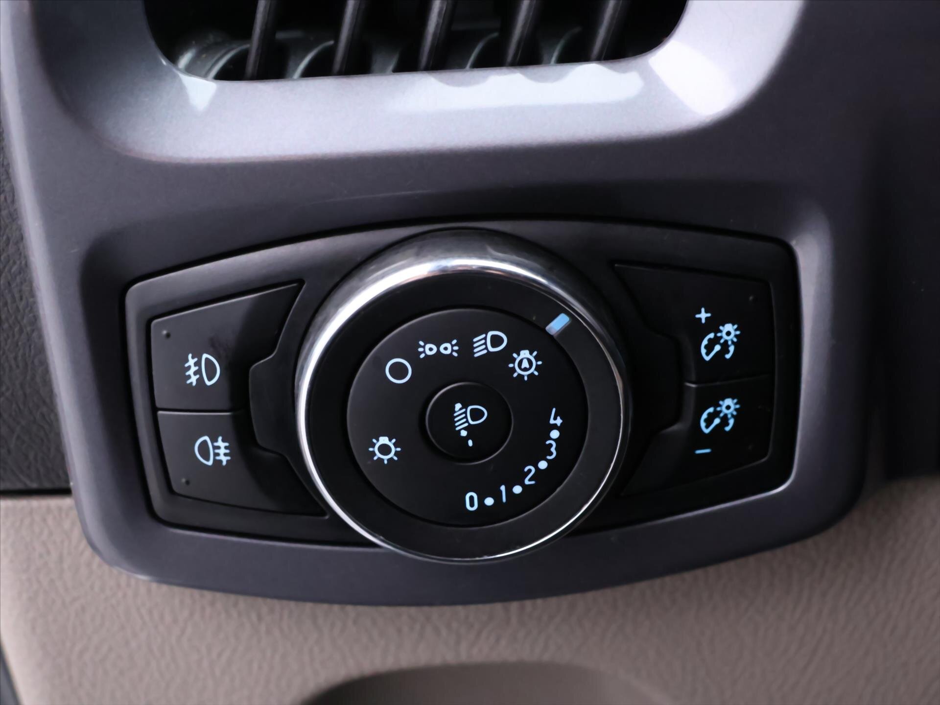 Ford Tourneo Custom Kombi 2,0 l 96 kw