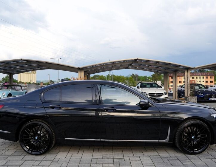 BMW Řada 7 Sedan / Limuzína 4,4 l 390 kw