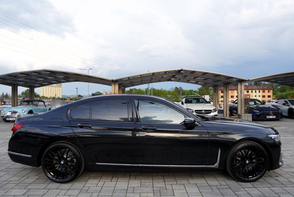 BMW Řada 7 Sedan / Limuzína 4,4 l 390 kw