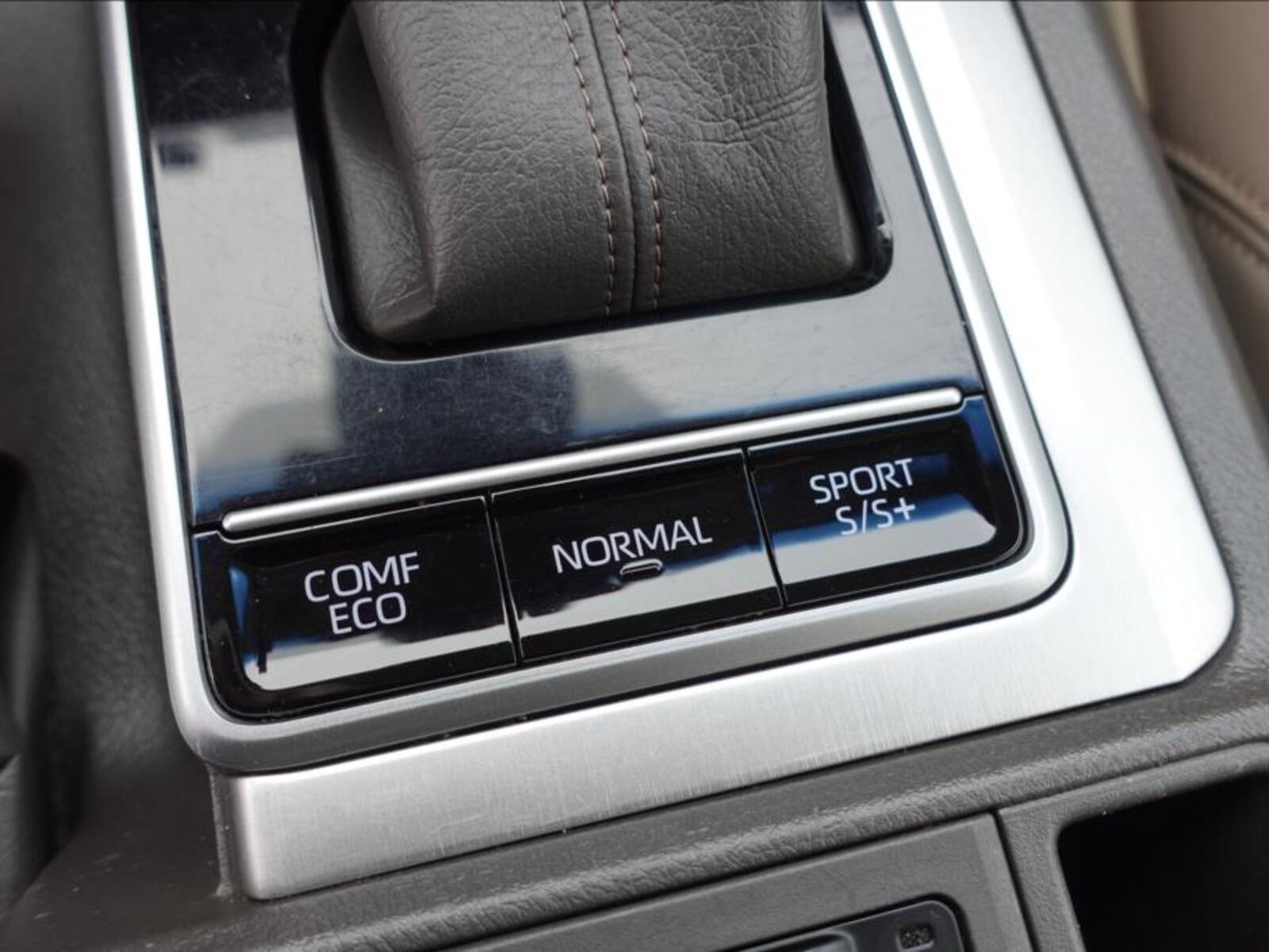 Toyota Land Cruiser 26