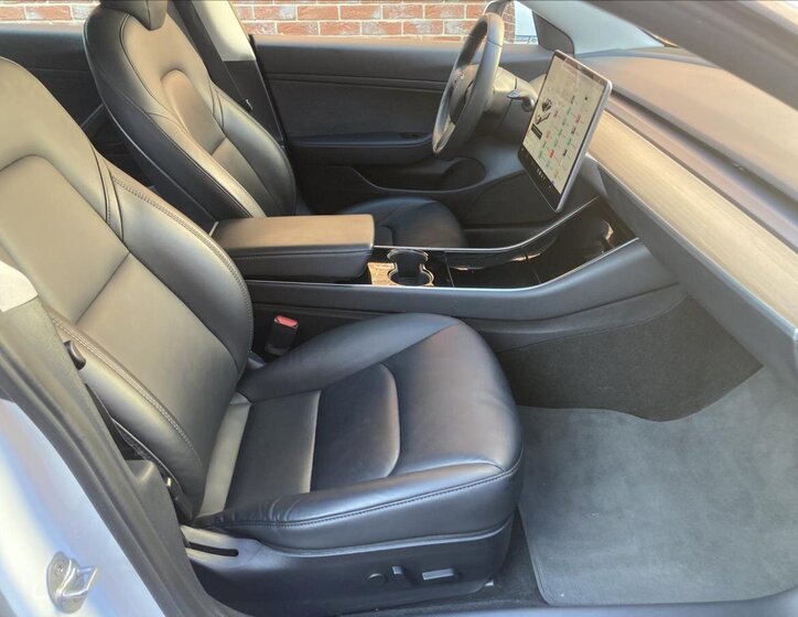 Tesla Model 3 Sedan 0,0 208 kw