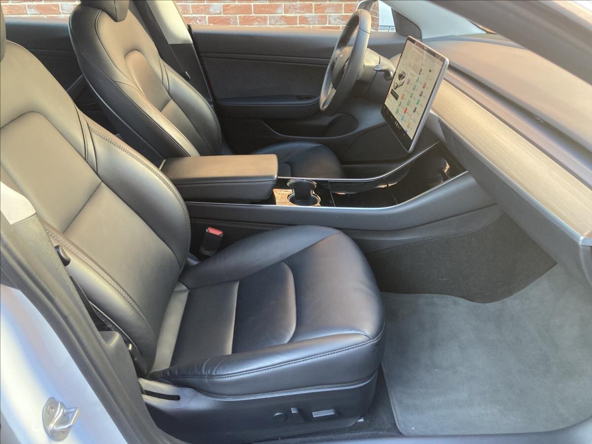 Tesla Model 3 Sedan 0,0 208 kw