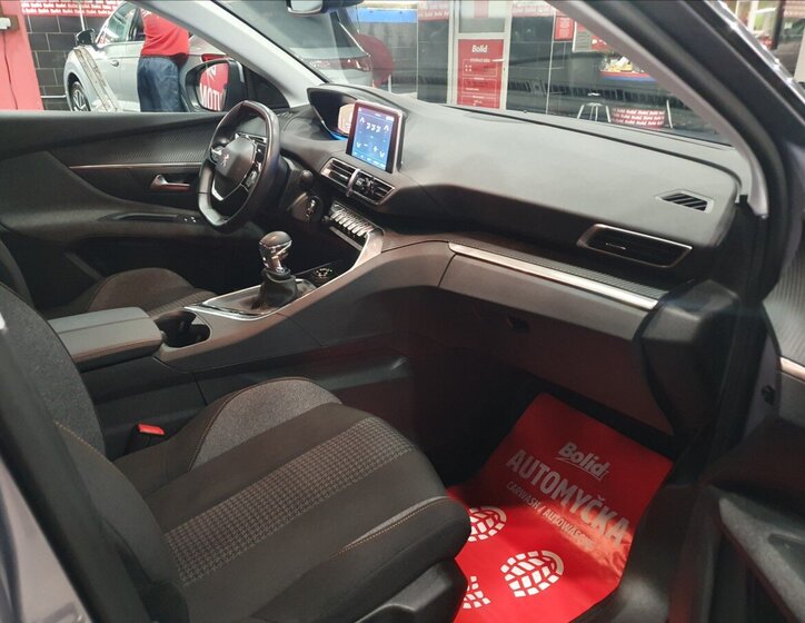 Peugeot 3008 SUV 1,2 l 96 kw