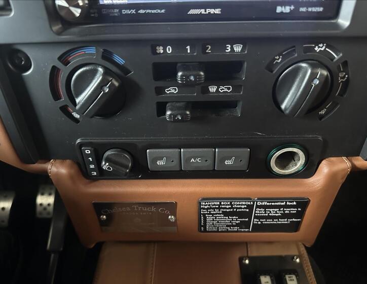 Land Rover Defender 33