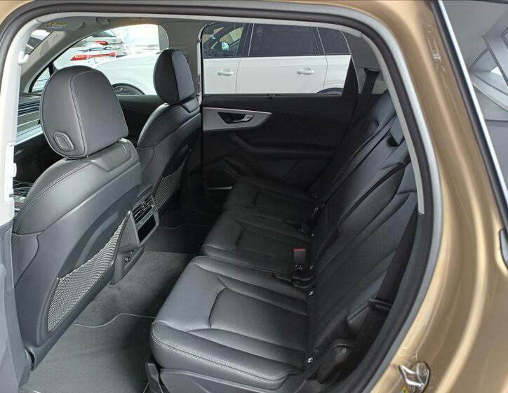 Audi Q7 9