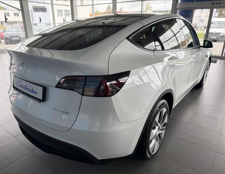 Tesla Model Y 6