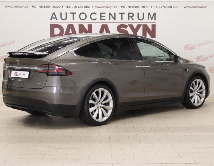 Tesla Model X 4