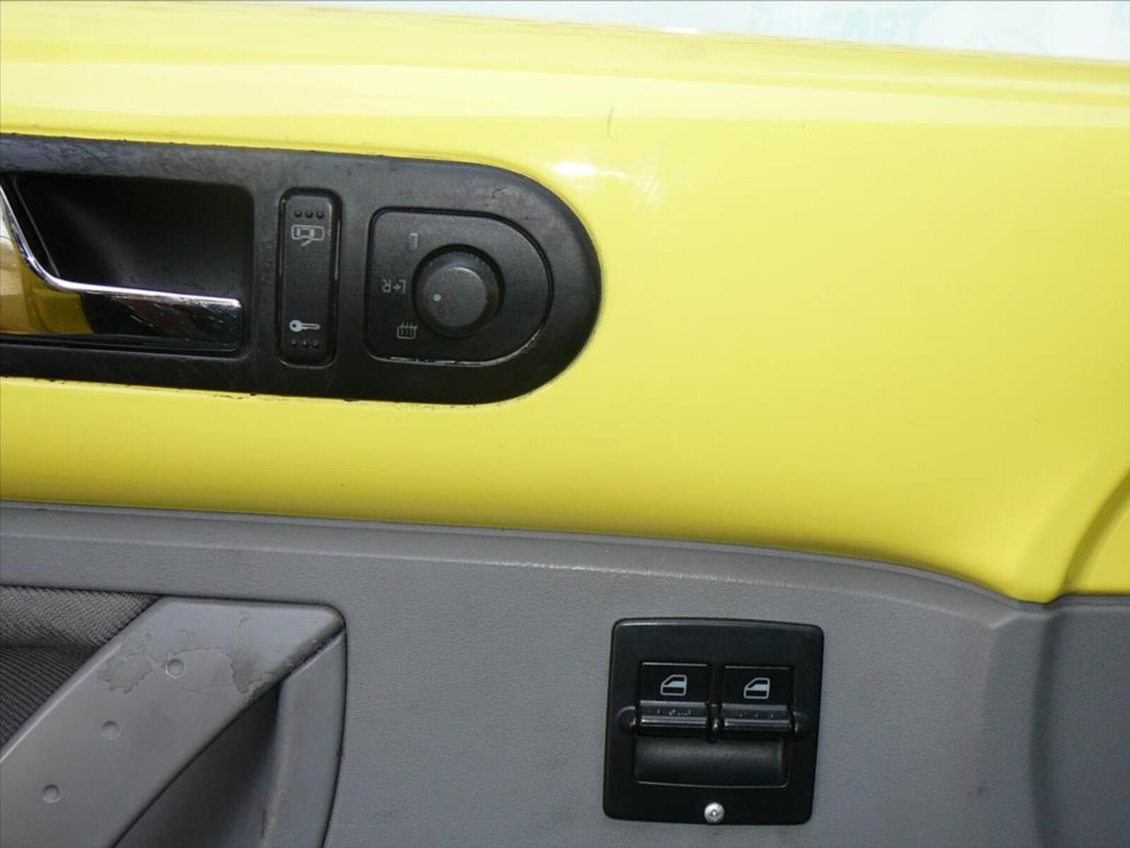 Volkswagen New Beetle 11