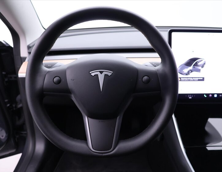 Tesla Model 3 Sedan 0,0 239 kw