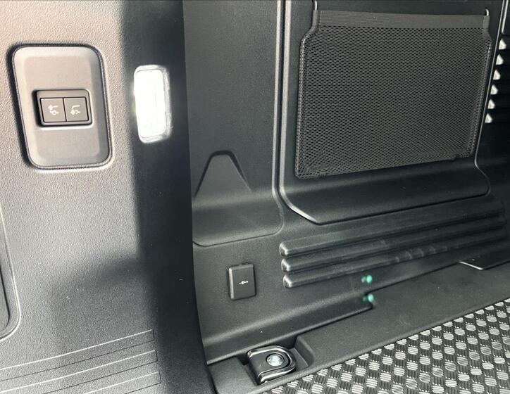 Land Rover Defender 8