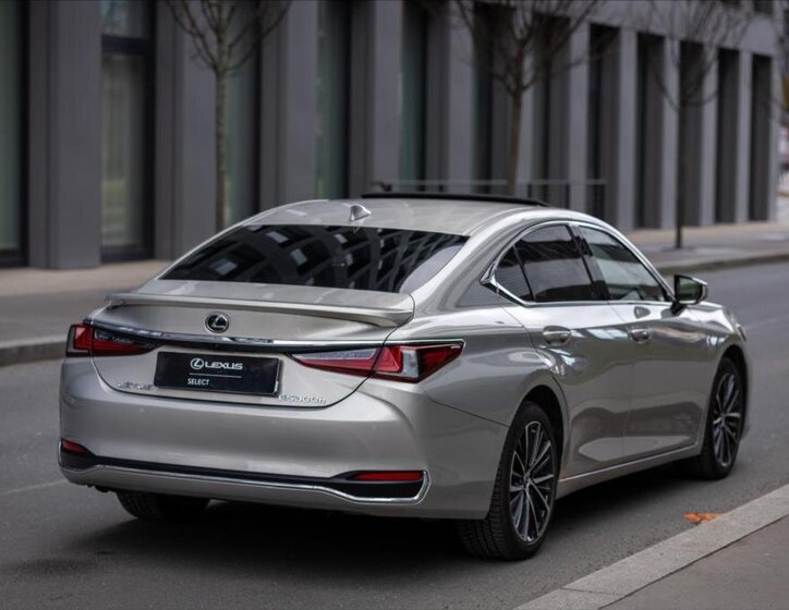 Lexus ES 300h Sedan / Limuzína 2,5 l 160 kw