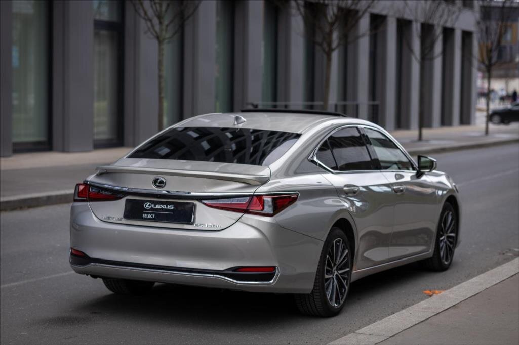 Lexus ES 300h Sedan / Limuzína 2,5 l 160 kw