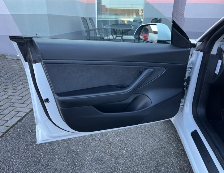 Tesla Model 3 Sedan / Limuzína 0,0 208 kw