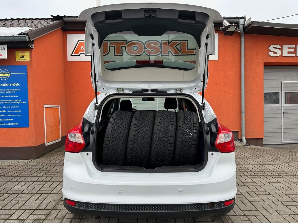 Ford Focus Hatchback 998,0 92 kw