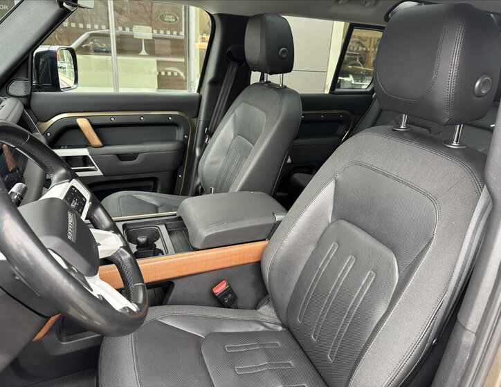 Land Rover Defender 15