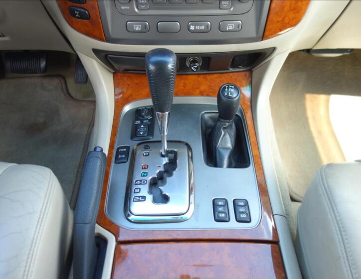 Toyota Land Cruiser 26