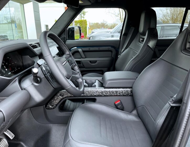 Land Rover Defender SUV / Terénní 4,4 l 467 kw