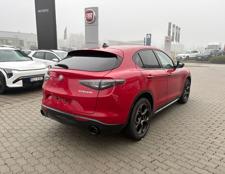 Alfa Romeo Stelvio 7