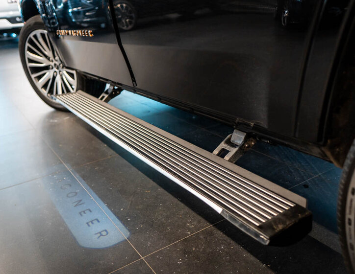 Jeep Grand Wagoneer 38