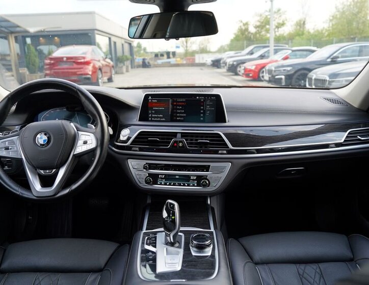 BMW Řada 7 Sedan / Limuzína 4,4 l 390 kw