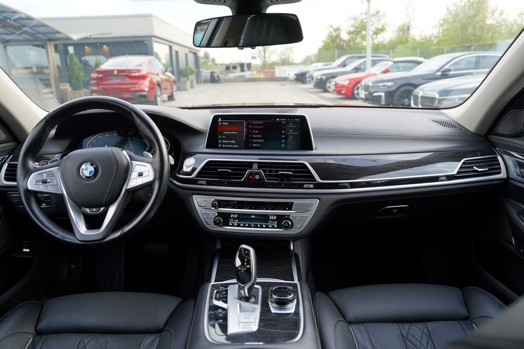 BMW Řada 7 Sedan / Limuzína 4,4 l 390 kw