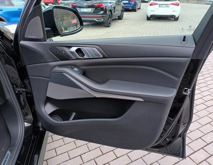 BMW X7 SUV / Terénní 4,4 l 390 kw