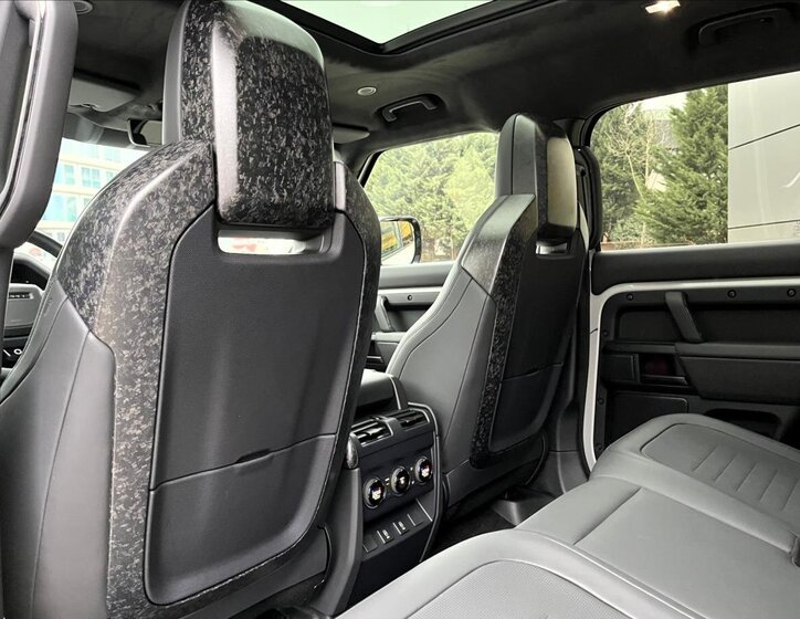 Land Rover Defender SUV / Terénní 4,4 l 467 kw