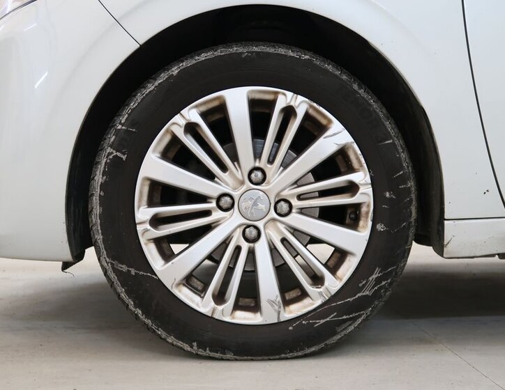 Peugeot 208 Hatchback 1,2 l 81 kw