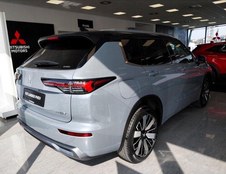 Mitsubishi Outlander SUV / Terénní 2,4 l 225 kw
