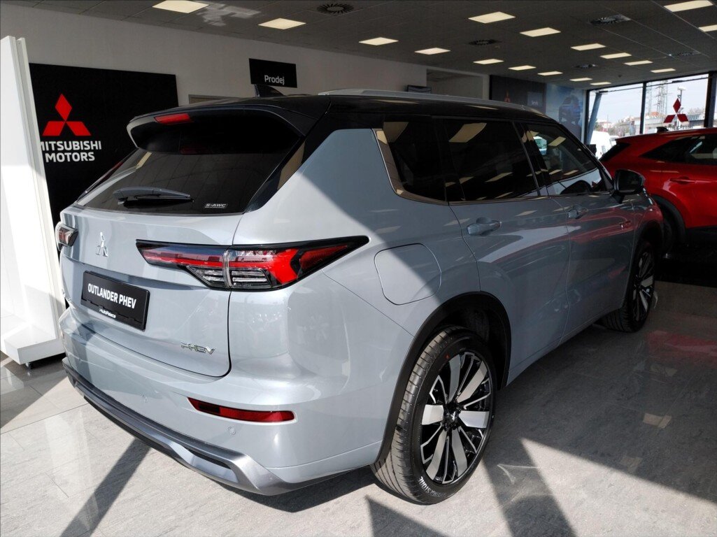 Mitsubishi Outlander SUV / Terénní 2,4 l 225 kw