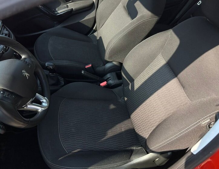 Peugeot 208 Hatchback 1,2 l 61 kw
