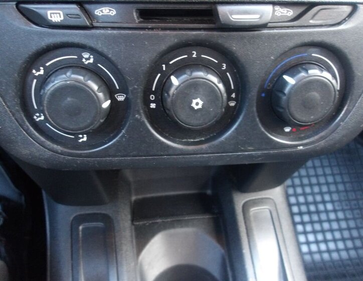 Peugeot 301 Sedan / Limuzína 1,2 l 53 kw