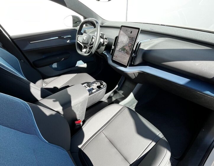 Volvo EX30 SUV / Terénní 69,0 200 kw
