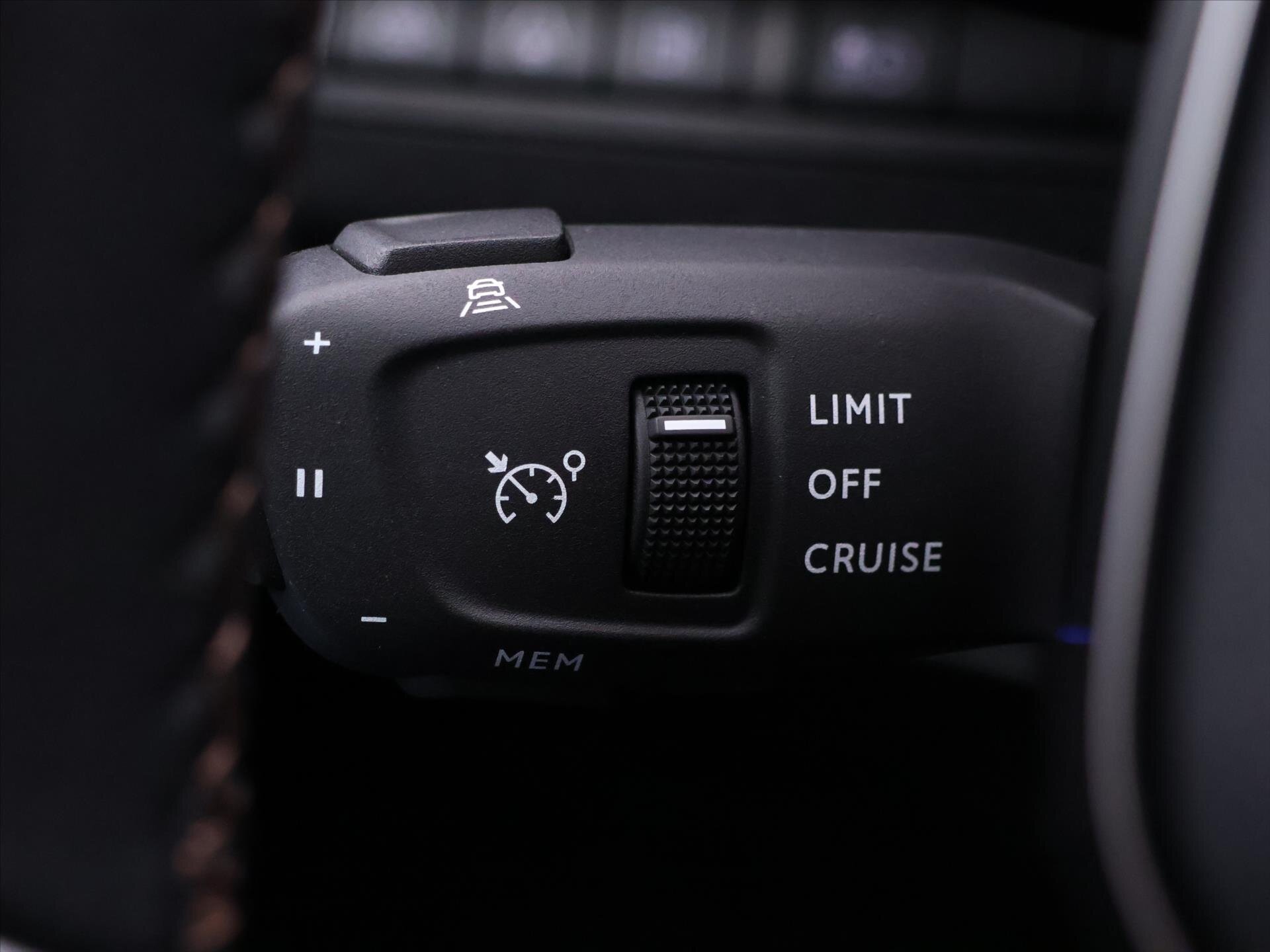 Peugeot 3008 SUV 1,6 l 133 kw