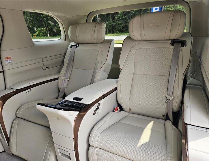 Lexus LM 350h VAN / Minibus 2,5 l 140 kw