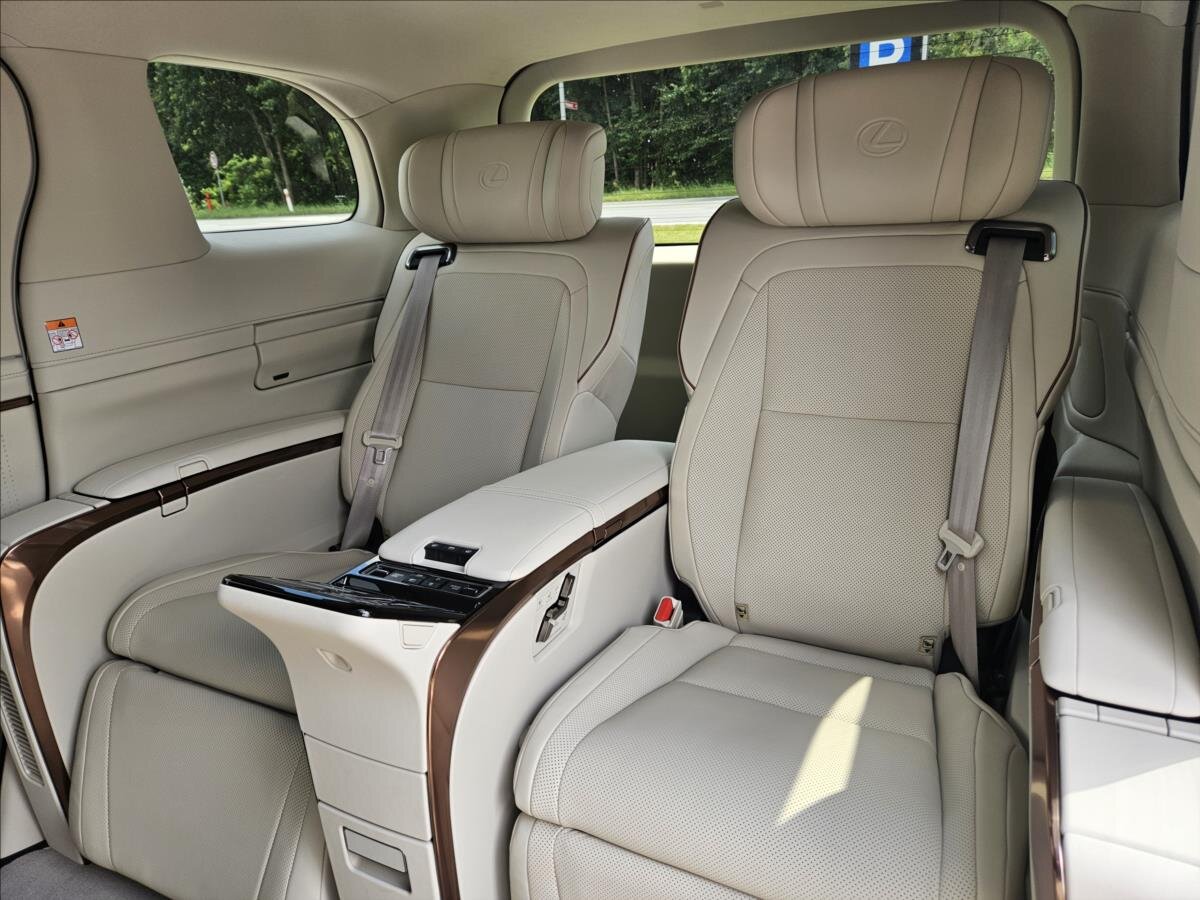 Lexus LM 350h VAN / Minibus 2,5 l 140 kw