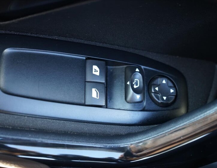 Peugeot 208 Hatchback 1,2 l 60 kw