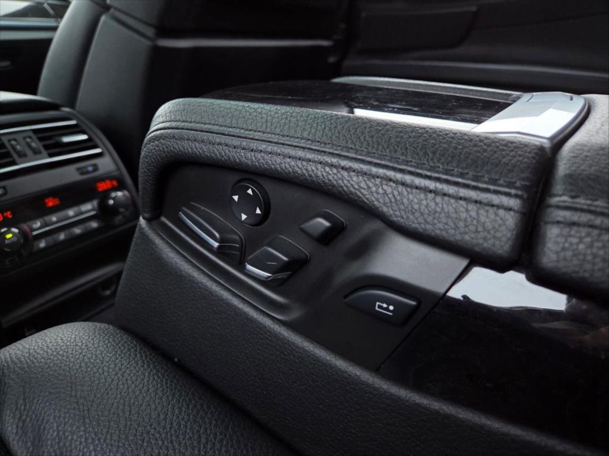 BMW Řada 7 Sedan / Limuzína 4,4 l 300 kw