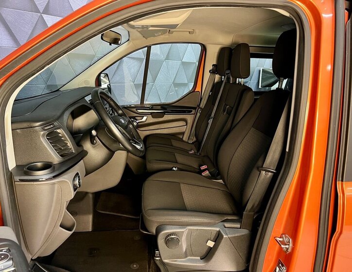 Ford Tourneo Custom 11