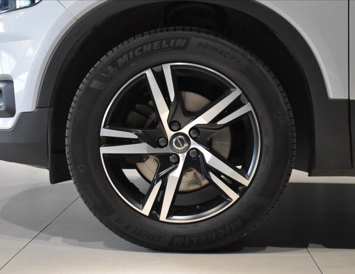 Volvo XC40 SUV / Terénní 2,0 l 145 kw