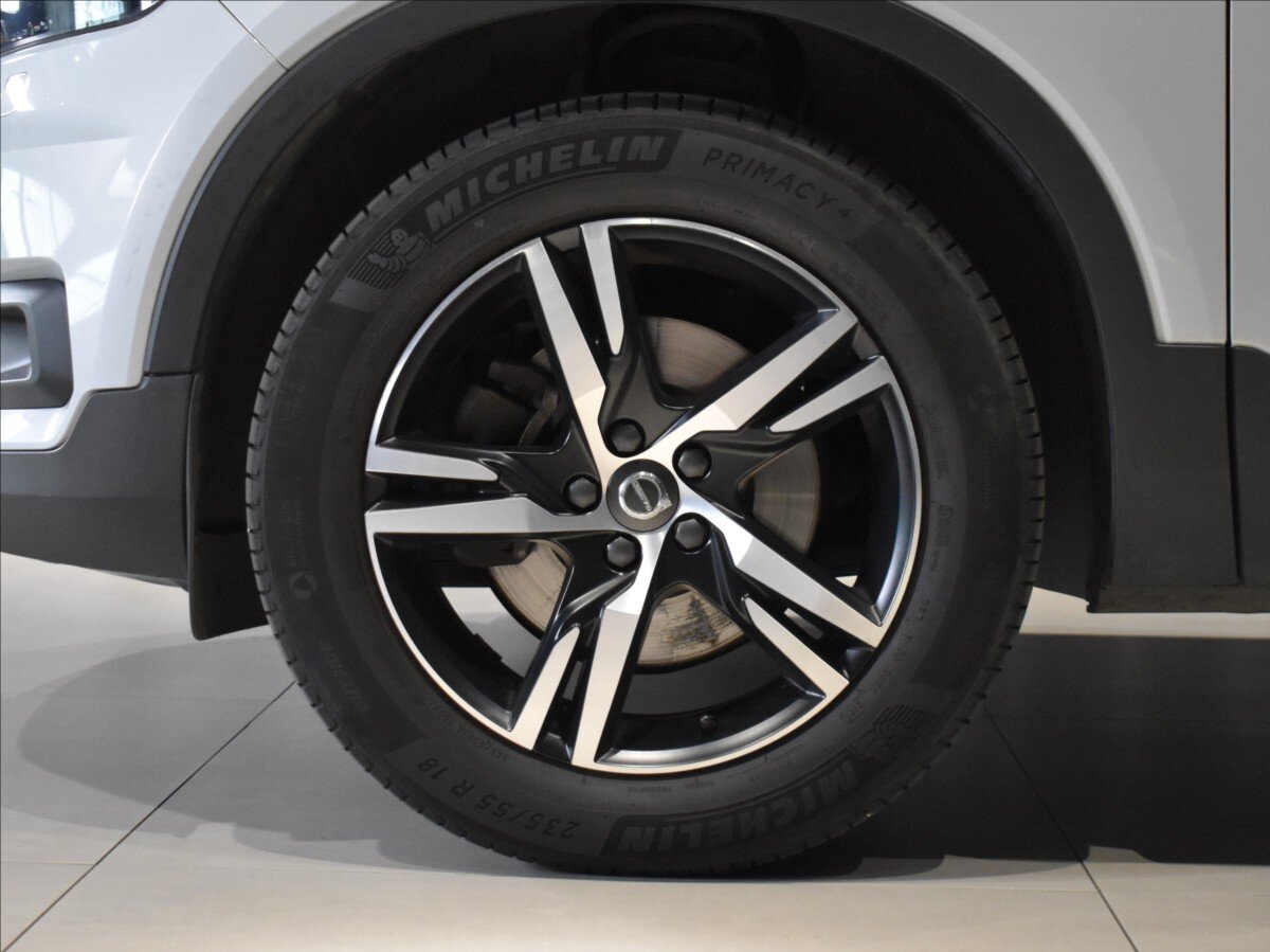 Volvo XC40 SUV / Terénní 2,0 l 145 kw