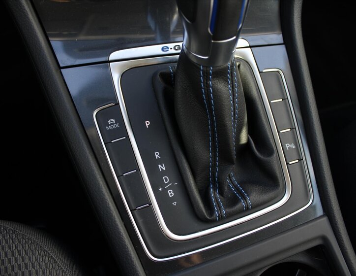 Volkswagen e-Golf 21