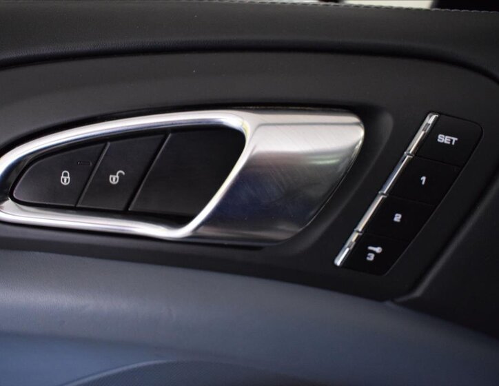 Porsche Cayenne SUV 4,8 l 405 kw